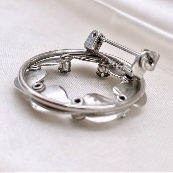 Vintage 1960’s Era Textured Leaf Blue Rhinestone Wreath Circle Brooch - Picture 9 of 11